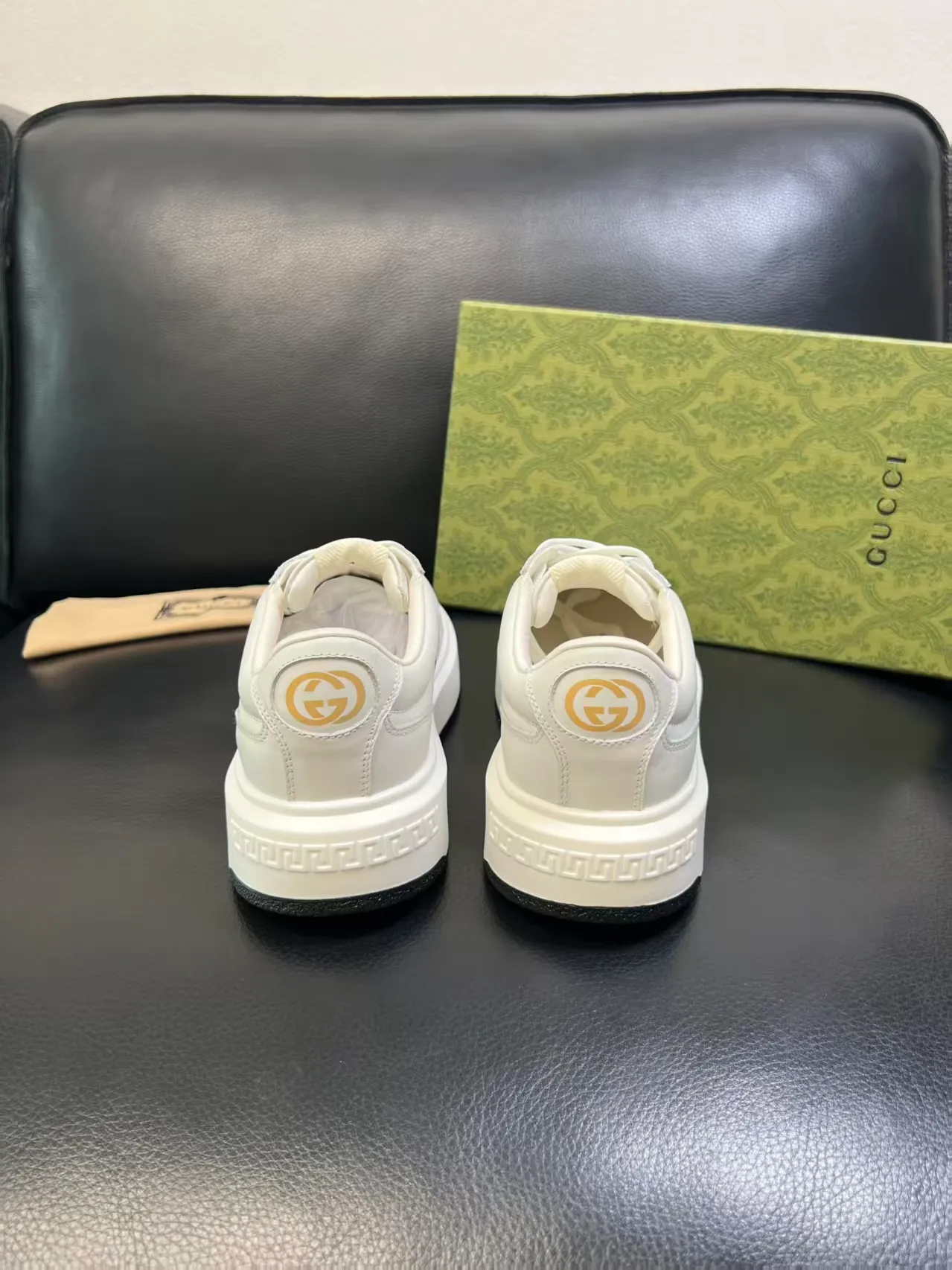 Factory price: 460💰. Gucci's new men's shoes GUCCI [Lightning] latest shoes are shipped. Original quality, fashionable, special materials, sheepskin lining, new packaging. The foot feels super comfortable and the workmanship is impeccable. Size: 38-44, customized 45